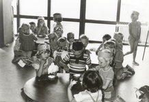 600138 Afbeelding van enkele kinderen in de experimentele flat Marowijnedreef 1-51 te Utrecht tijdens een kinderfeestje ...